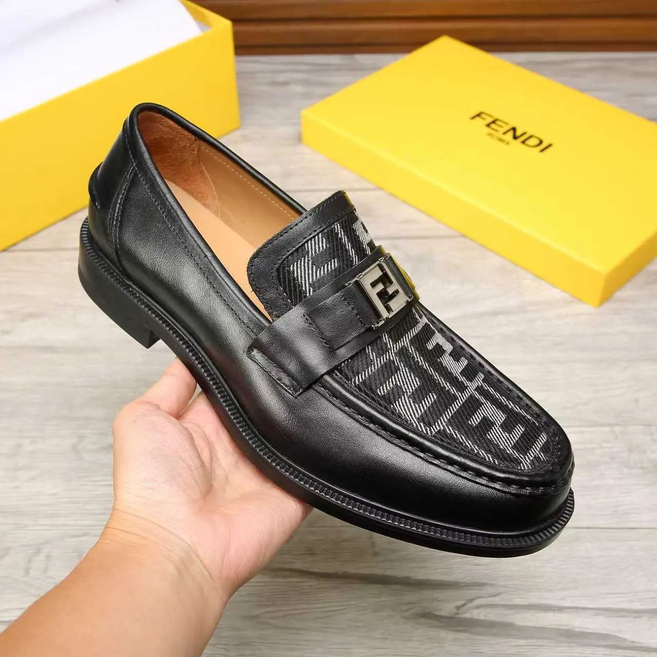 ​Men's shoes 💰 500 💰 Water dyed cowhide 🆘 The latest FENDI ( Fendi ) new casual leather shoes 🕶️🕶️ Simple routing effect, showing an elegant and cool driving shoe 🎬Made of Italian 🇮🇹 imported calfskin + first-layer water-dyed cowhide lining🐂Excellent material🎬Detailed workmanship 🤗Comfortable foot feel➰➰. ​Pair it with any outfit to show your taste and temperament, low-key luxury ♻️Design ​simple and elegant ​noble and fashionable 🍃​Very loved and favored by trendy men 💓❤️Size: 38-44 2⃣️colors available